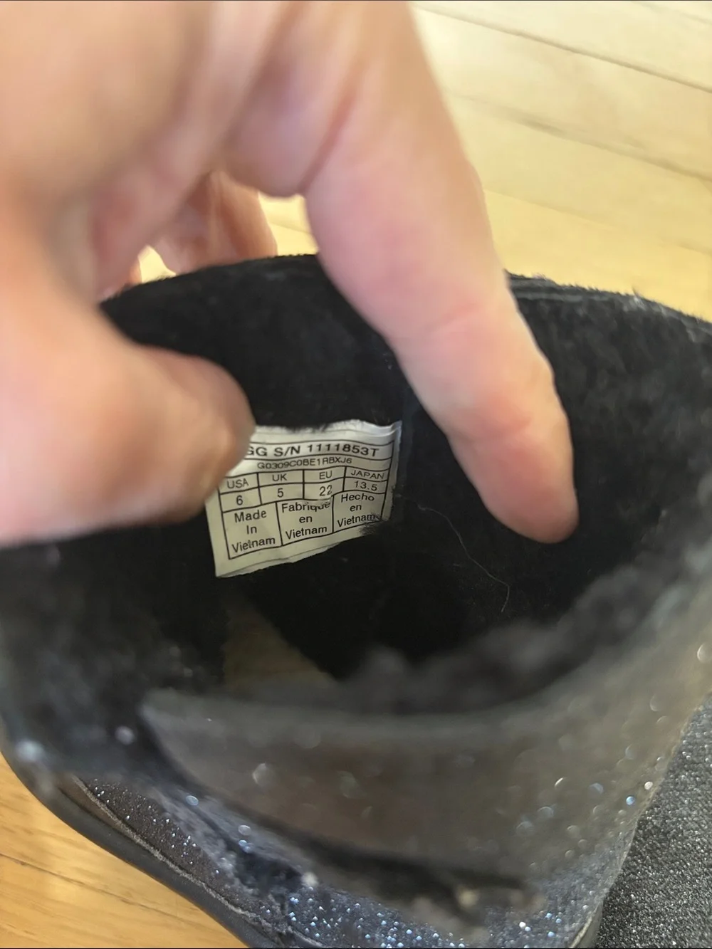 UGG sparkling black